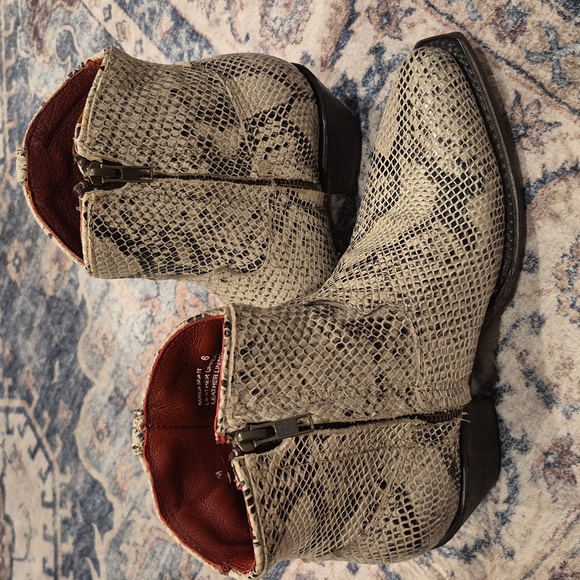 7/7.5 Freebird Miramar Leather Booties in Snakeskin, Size 6 Tag - Picture 9 of 15